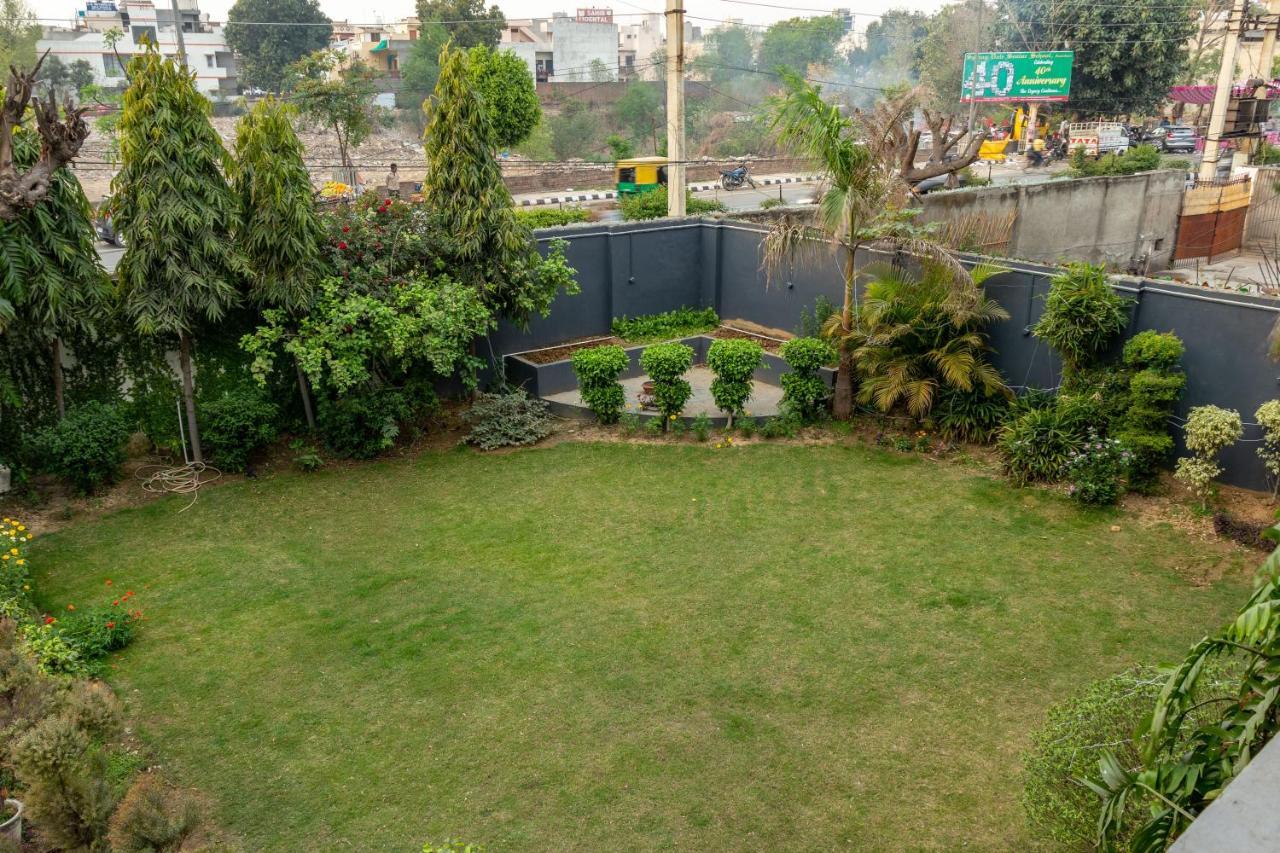 De Manora Homes - Unpretentious Hotel With A Garden , Posh Area Ranjit Avenue Amritsar Luaran gambar